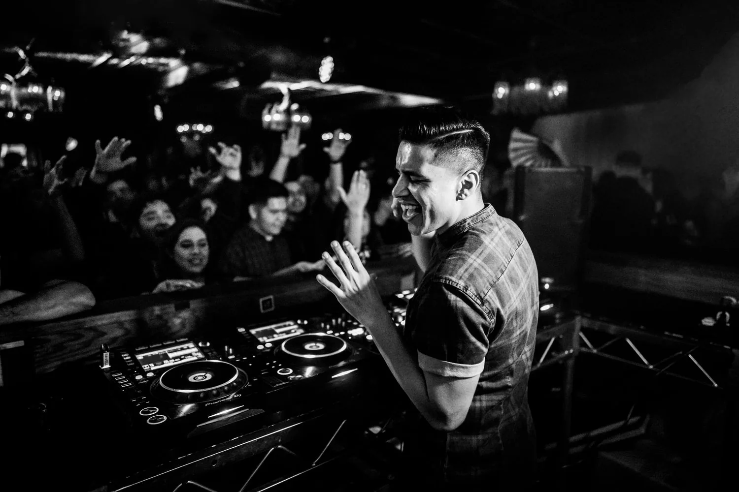 Ravell performing live — frame 2 of 8